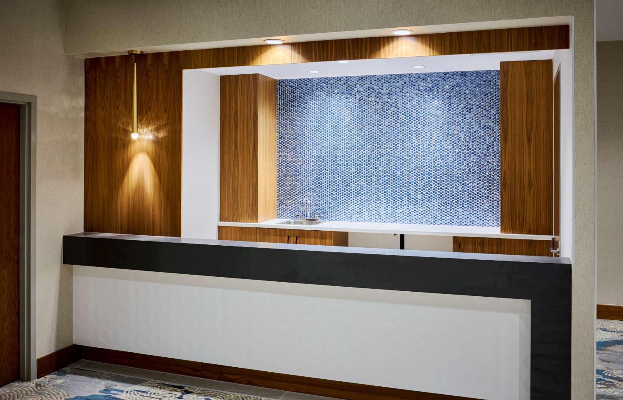 Doubletree By Hilton Windsor, On Hotel Екстериор снимка